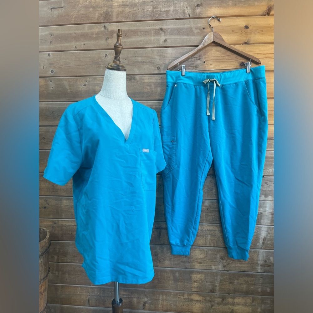 FIGS Set Teal Catarina One-Pocket Scrub Top & Zamora Jogger Scrub Pants